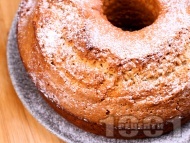 Рецепта Пухкав и лесен класически домашен кекс в кръгла форма с ванилия, лимонови кори и пудра захар